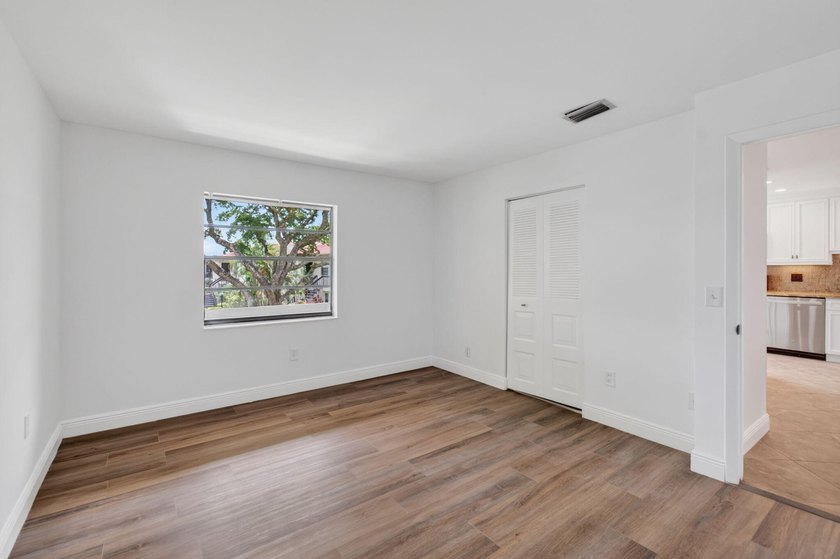 UPDATED UPPER CORNER 2 BED, 2BTH CONDO W/LAKEVIEWS. FRESHLY - photo 43