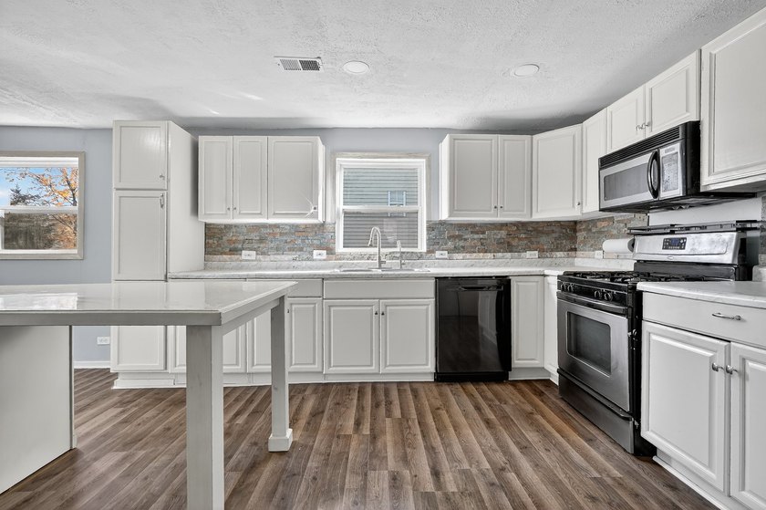 Welcome to this beautiful 3-bedroom, 2-bath home. Inside, you'll - photo 5