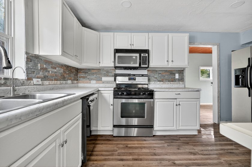 Welcome to this beautiful 3-bedroom, 2-bath home. Inside, you'll - photo 6