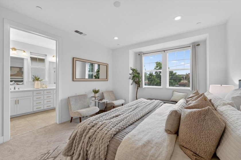 Welcome to this beautifully maintained end-unit, townhome-style - photo 15