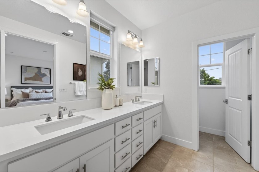 Welcome to this beautifully maintained end-unit, townhome-style - photo 17