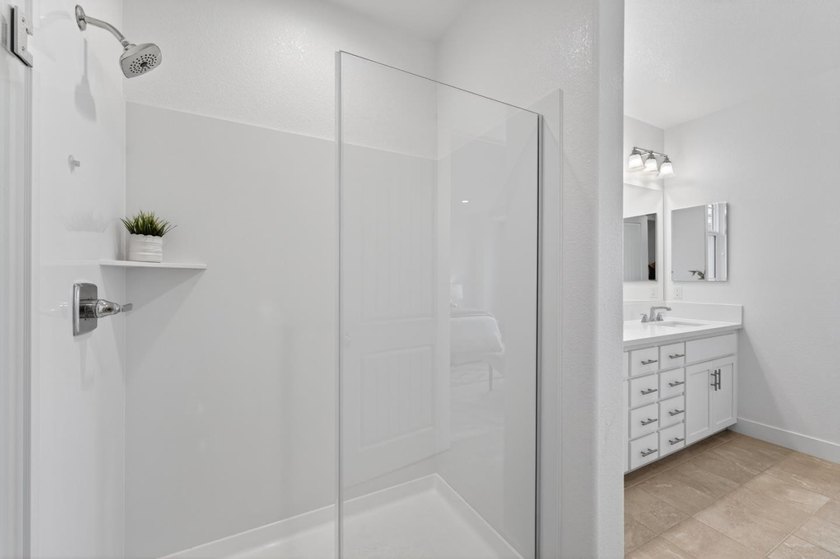 Welcome to this beautifully maintained end-unit, townhome-style - photo 18