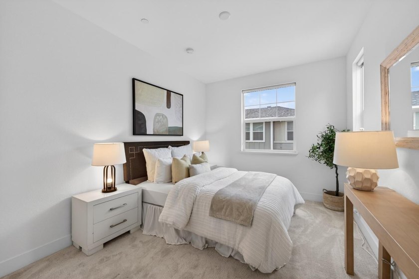 Welcome to this beautifully maintained end-unit, townhome-style - photo 21