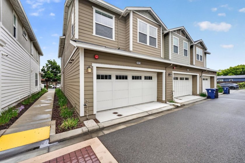 Welcome to this beautifully maintained end-unit, townhome-style - photo 28