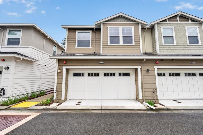 Welcome to this beautifully maintained end-unit, townhome-style - photo 29