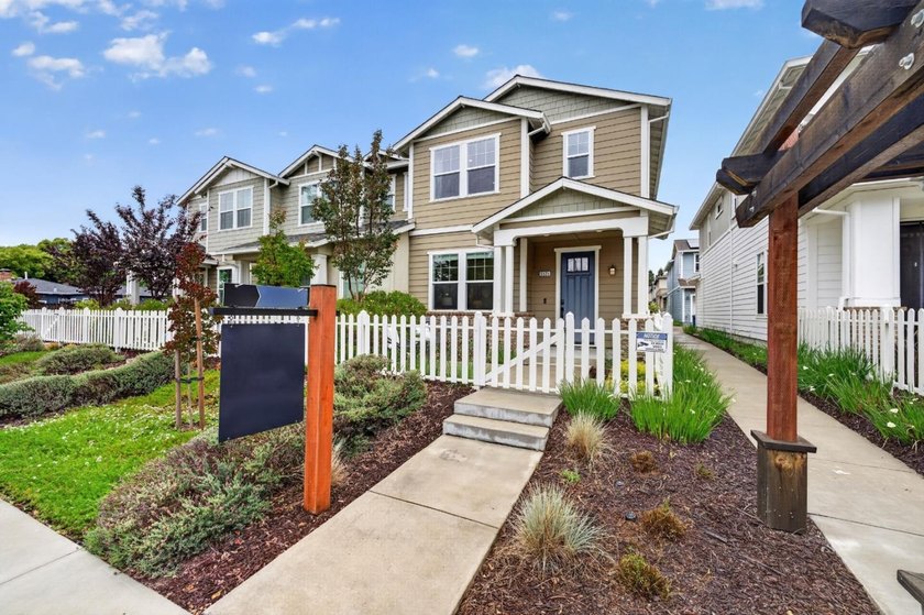 Welcome to this beautifully maintained end-unit, townhome-style - photo 32