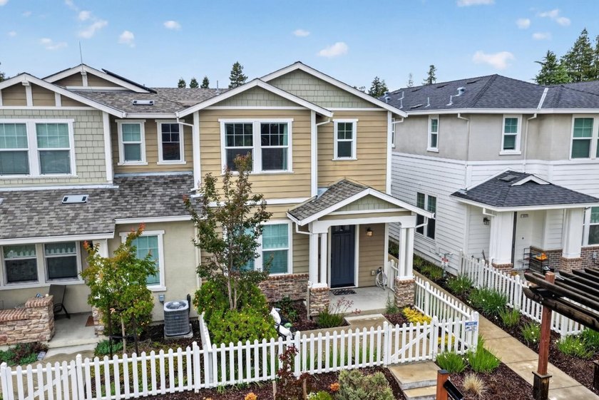 Welcome to this beautifully maintained end-unit, townhome-style - photo 33