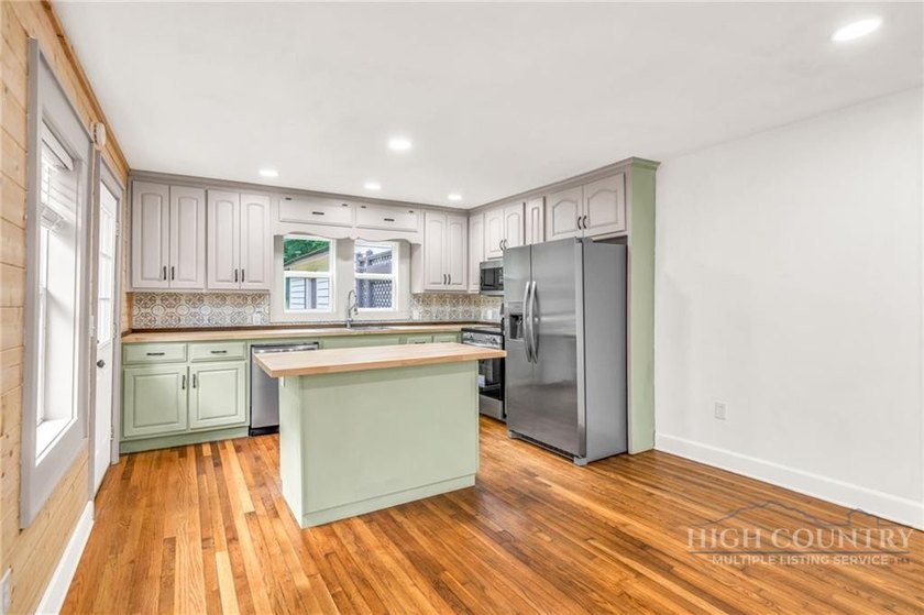 Welcome to this charming 2-bedroom, 2-bath Storybook Cottage - photo 9