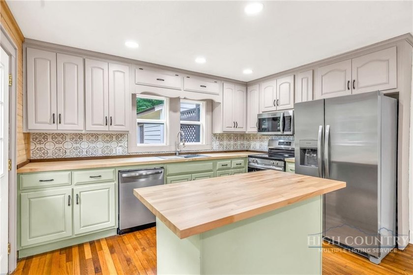 Welcome to this charming 2-bedroom, 2-bath Storybook Cottage - photo 10