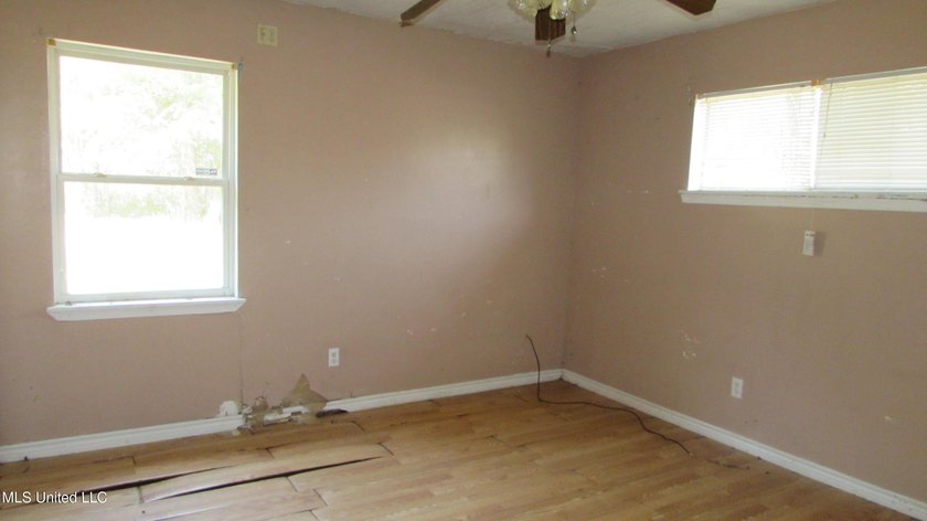 3 bedroom 1.5 bath brick home could be investment or starter - photo 11