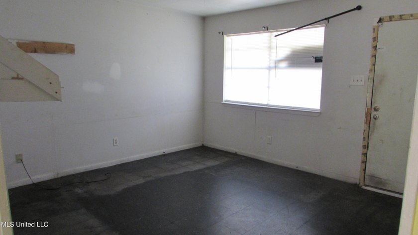3 bedroom 1.5 bath brick home could be investment or starter - photo 14