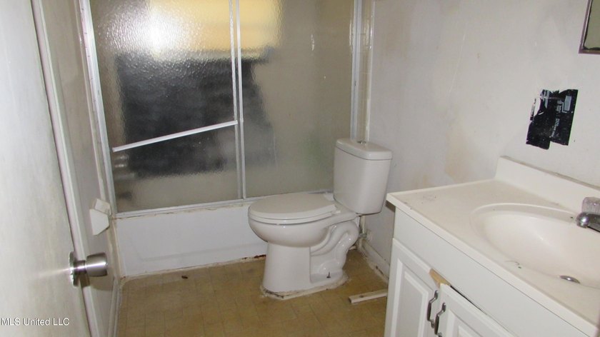 3 bedroom 1.5 bath brick home could be investment or starter - photo 15