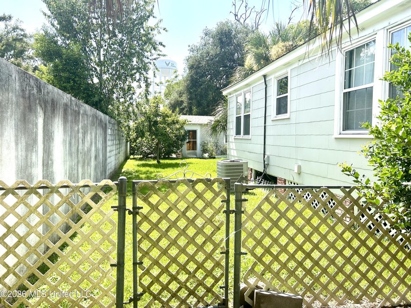 Adorable cozy bungalow in the heart of Biloxi. It's steps away - photo 15