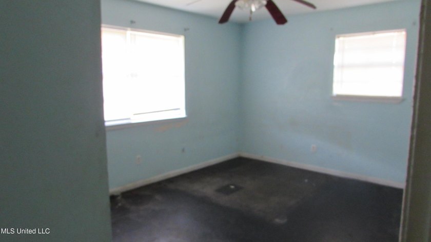 3 bedroom 1.5 bath brick home could be investment or starter - photo 16