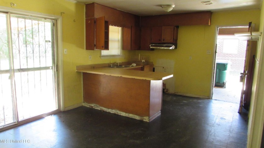 3 bedroom 1.5 bath brick home could be investment or starter - photo 20
