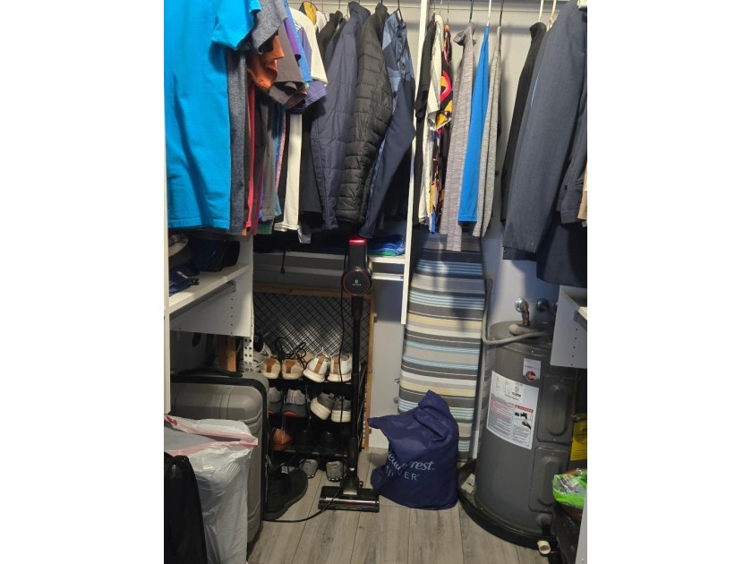Very nice unit. Corner East and southern facing. Owner will - photo 12
