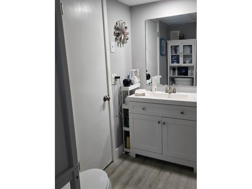 Very nice unit. Corner East and southern facing. Owner will - photo 13