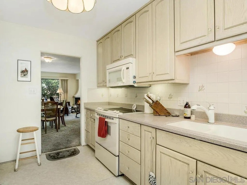 Special and Rare opportunity to own 8 unit apartment building in - photo 16