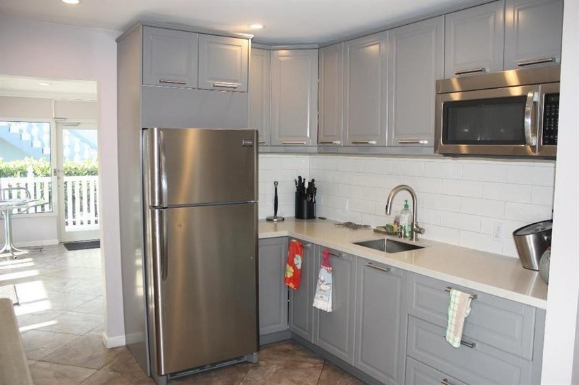 Very nice unit. Corner East and southern facing. Owner will - photo 17