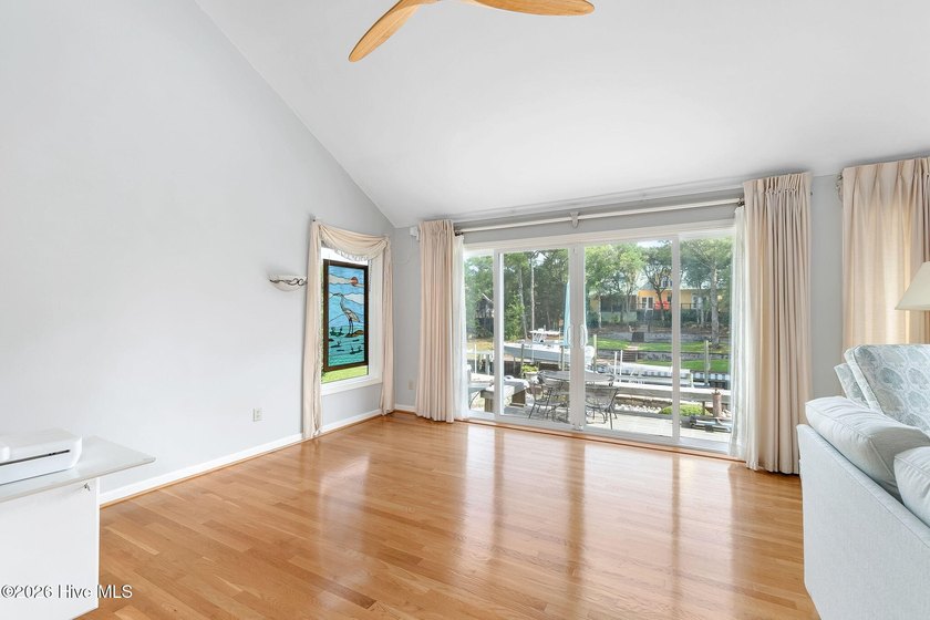 Welcome to waterfront living in the heart of Pine Knoll Shores! - photo 12