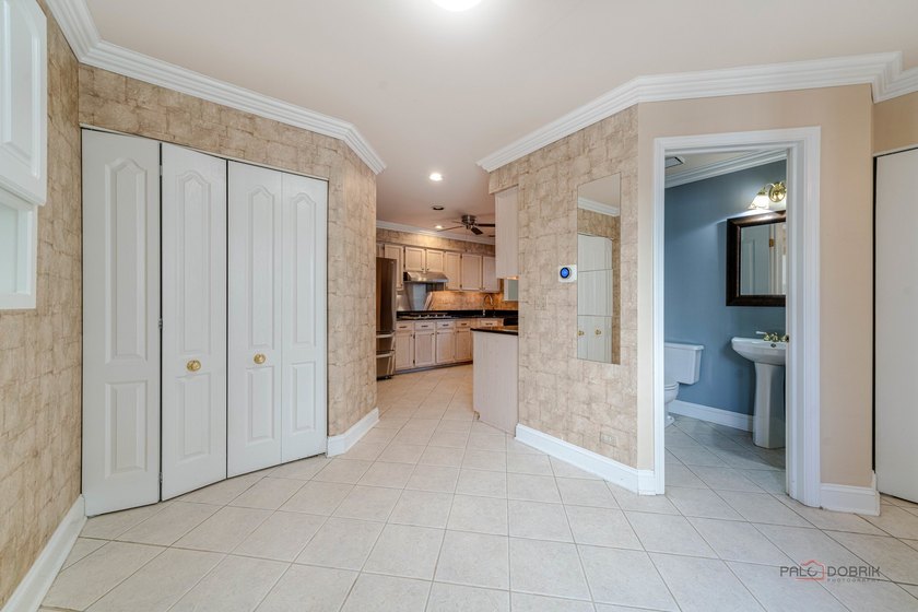 Welcome to one of the finest townhomes in the Schaumburg/Hoffman - photo 12