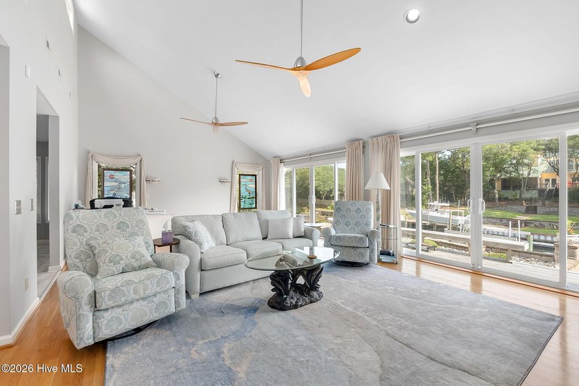 Welcome to waterfront living in the heart of Pine Knoll Shores! - photo 14