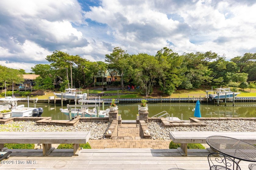 Welcome to waterfront living in the heart of Pine Knoll Shores! - photo 16