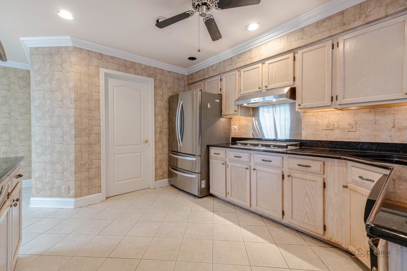 Welcome to one of the finest townhomes in the Schaumburg/Hoffman - photo 16