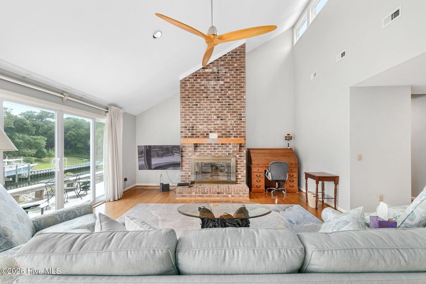 Welcome to waterfront living in the heart of Pine Knoll Shores! - photo 18