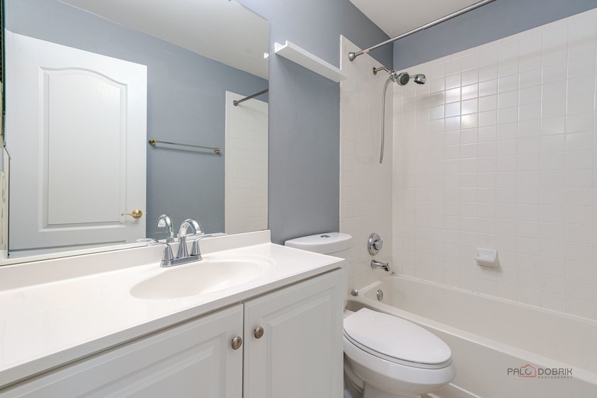 Welcome to one of the finest townhomes in the Schaumburg/Hoffman - photo 20