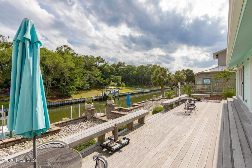 Welcome to waterfront living in the heart of Pine Knoll Shores! - photo 32