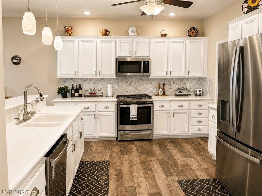 Discover the epitome of desert oasis living in this stunning 3 - photo 13
