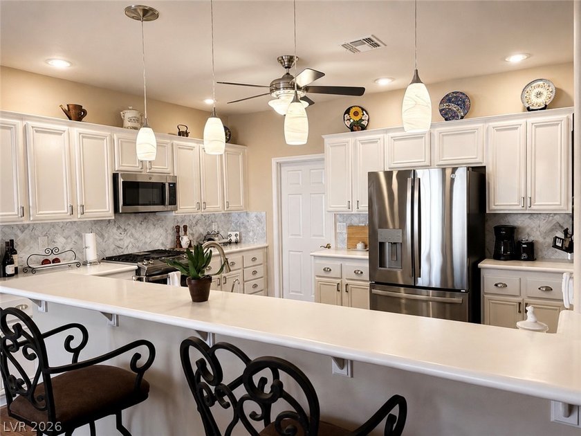 Discover the epitome of desert oasis living in this stunning 3 - photo 16