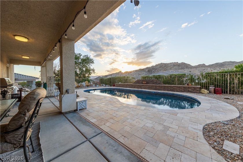 Discover the epitome of desert oasis living in this stunning 3 - photo 42