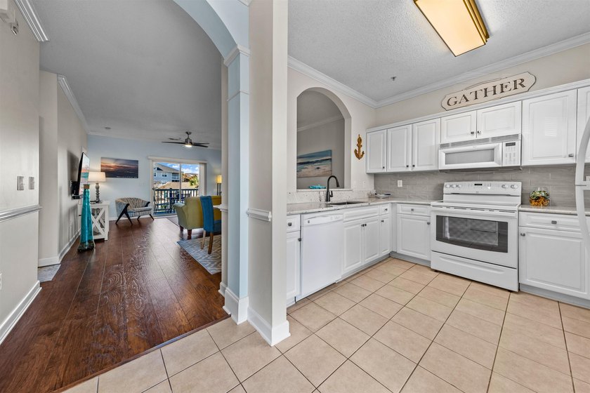Impeccably maintained and beautifully upgraded 2-bedroom, 2-bath - photo 11