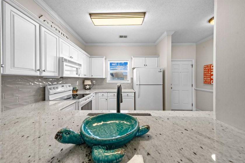 Impeccably maintained and beautifully upgraded 2-bedroom, 2-bath - photo 13