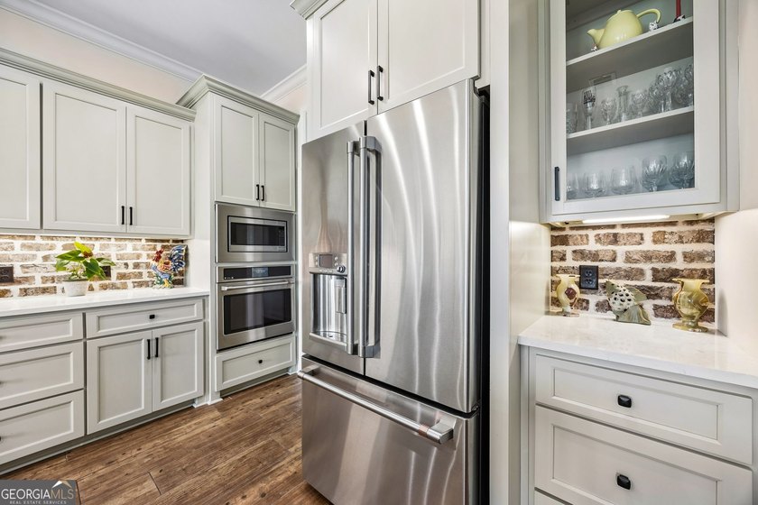 SHOWING LIKE A MODEL HOME, this exceptional custom-built - photo 17
