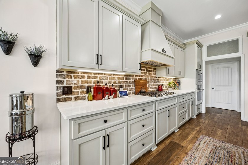 SHOWING LIKE A MODEL HOME, this exceptional custom-built - photo 18