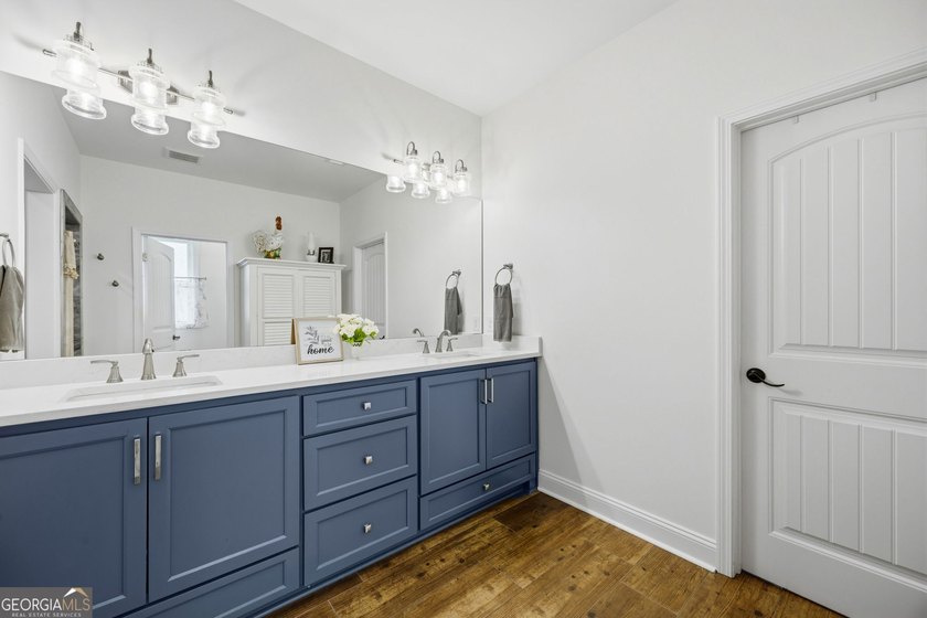 SHOWING LIKE A MODEL HOME, this exceptional custom-built - photo 27