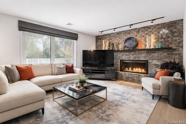 Spacious 5-Bedroom Splanch in Desirable Bay Shore. Welcome to - photo 3