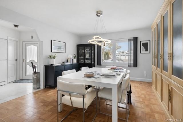Spacious 5-Bedroom Splanch in Desirable Bay Shore. Welcome to - photo 7