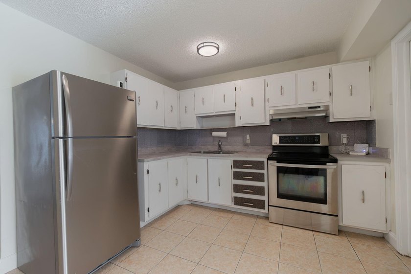 Centrally located in West Palm Beach, this spacious and - photo 13