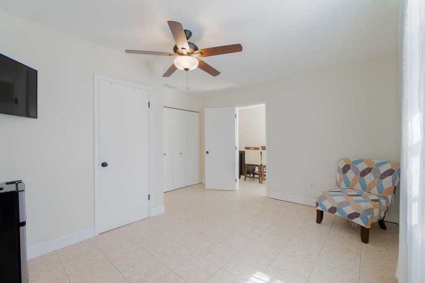 Centrally located in West Palm Beach, this spacious and - photo 17