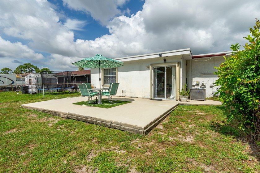 Centrally located in West Palm Beach, this spacious and - photo 22
