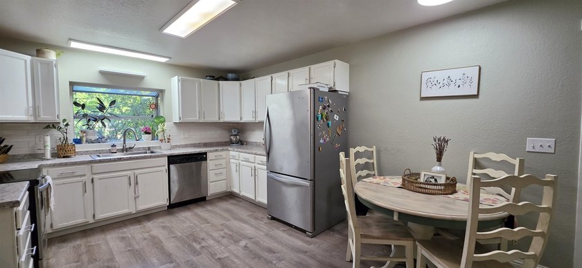 2 bedroom, 2 bath home on a spacious 1-acre lot in a peaceful - photo 6
