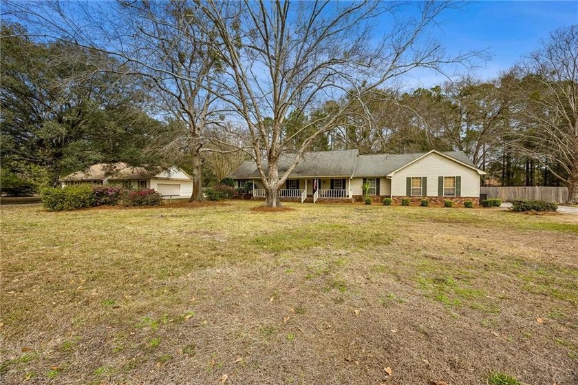 This stunning Shadowlawn Estates home boasts 4-bedroom, 2 - photo 3