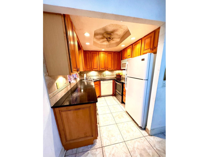 Bright &amp; inviting two-bedroom, two-bath condo in the heart of - photo 11