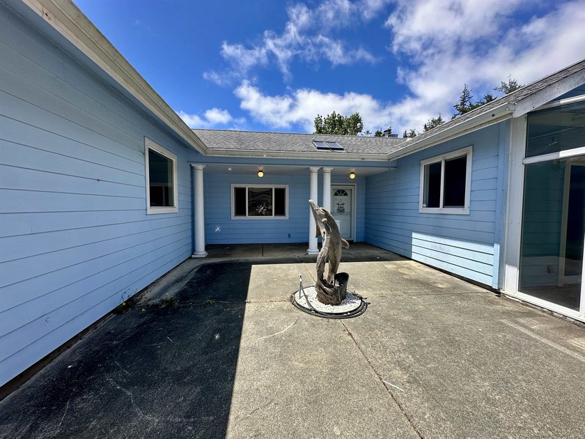 Welcome to 1860 Alexandria Way, a spacious 2,916-square-foot - photo 2