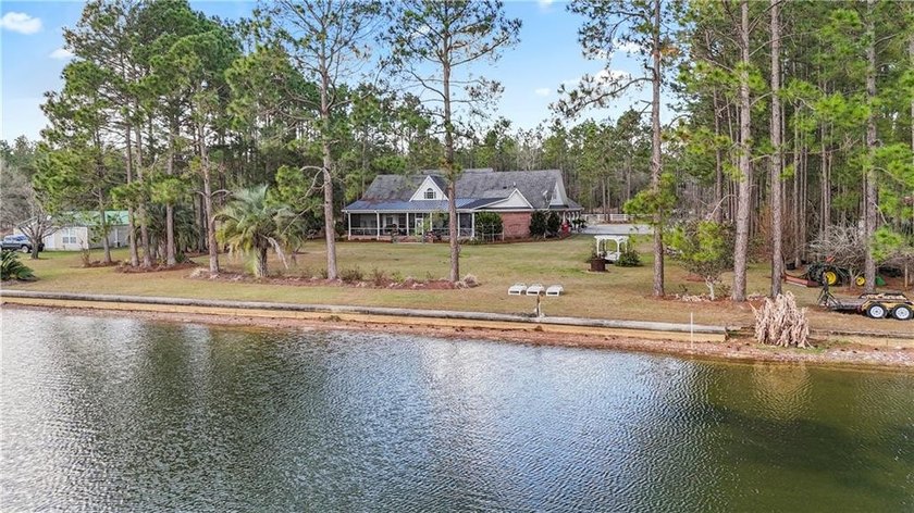 Thoughtfully designed and beautifully detailed, this spacious - photo 4