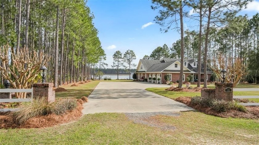 Thoughtfully designed and beautifully detailed, this spacious - photo 7